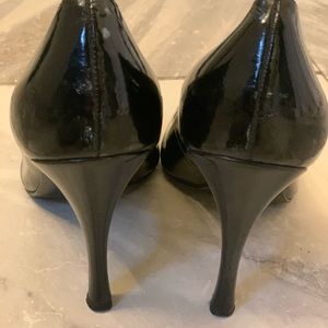 BCBG Peep Toe patent leather heels